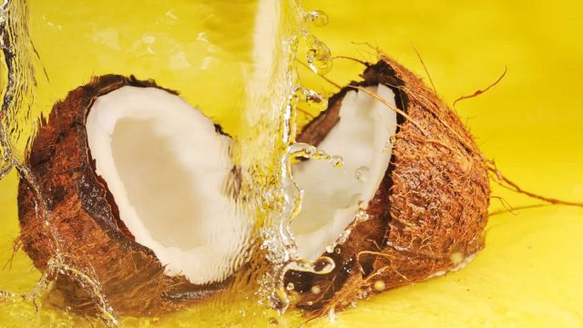 فوائد زيت جوز الهند للصحة والبشرة والشعر