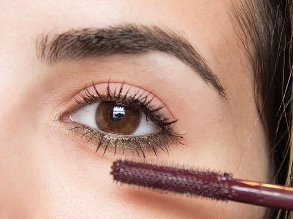 ماسكارا بلون البرغندي.. صيحة جديدة للإطلالة ساحرة