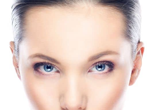 إليك طريقة تطبيق ماكياج العيون الغائرة بالخطوات