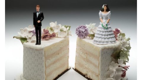 تعليقات سلبية تثير غضب الزوج وتدمر الرومانسية