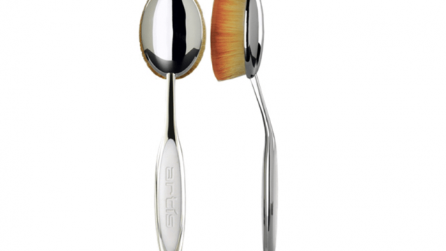 أدوات ماكياج تمنحك إطلالة مثالية