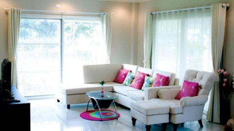 أفكار ديكور تجعل غرفة المعيشة تبدو أوسع