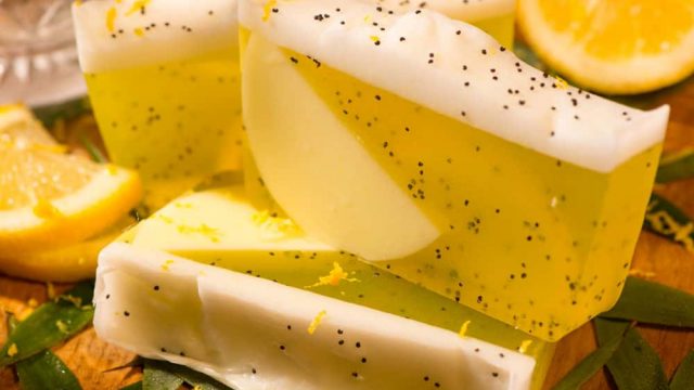 جربي صابون الليمون للتفتيح وشد التجاعيد