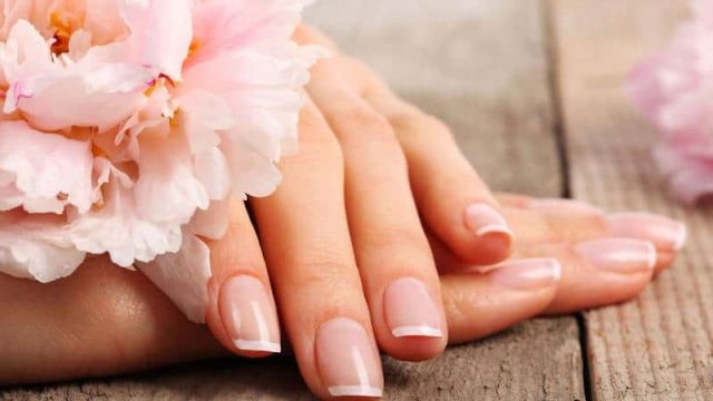 إليك طريقة تطبيق قناع الذهب لأظافر صحية بالخطوات