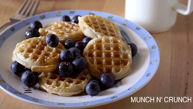 خطوات تجهيز الوافل بالعسل