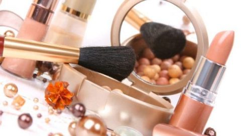 اكتشفي معاني الرموز الموجودة على مستحضرات التجميل