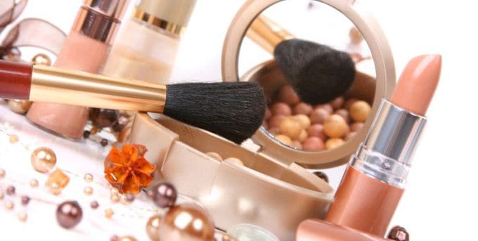 اكتشفي معاني الرموز الموجودة على مستحضرات التجميل