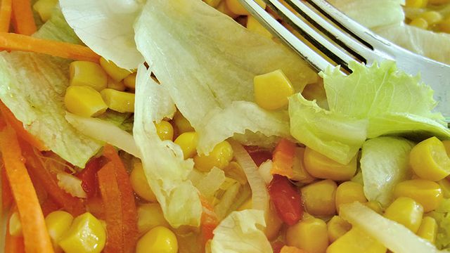 مكونات بسيطة لتجهيز سلطة لذيذة