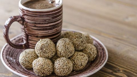 حلى كرات التمر بالسمسم