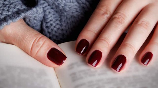 أخطاء شائعة عند تطبيق طلاء الأظافر