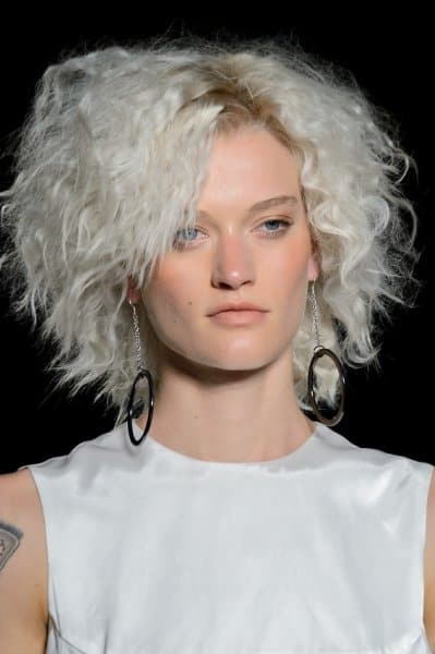 صبغات شعر باللون الأشقر الجذاب لموسم الربيع