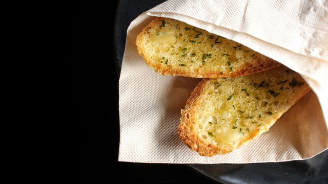 10 دقائق فقط لتجهيز الخبز المحمص بالثوم والزبدة