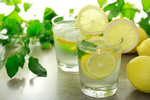 Eau-chaude-citron-500x334