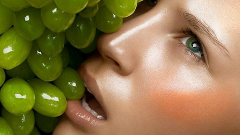 مقشر طبيعي باستخدام العنب والفيتامين C