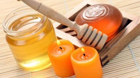 مقشر العسل والليمون والسكر لإشراقة مفعمة بالحيوية