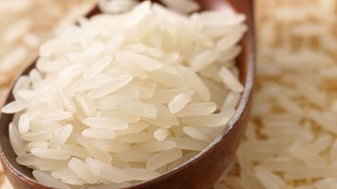 هل جربتي قناع الأرز لتقشير البشرة وتجديدها؟