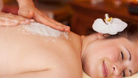 مقشر الملح والليمون لبشرة مشرقة