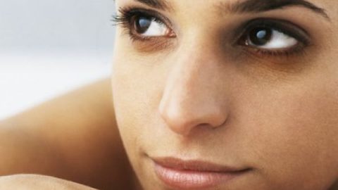 تعرفي على أبرز الأسباب التي تقف وراء ظهور الهالات السوداء