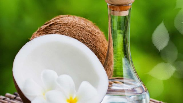 قناع زيت شجرة الشاي وزيت جوز الهند لزيادة كثافة الشعر