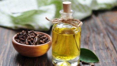 احمي نفسك من تساقط الشعر من خلال وصفة زيت الزيتون و القرنفل