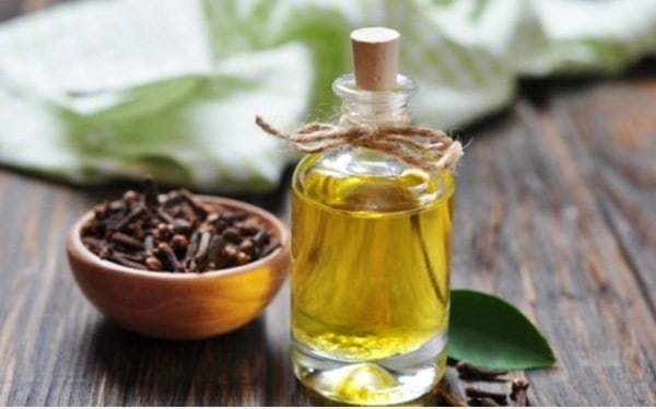 احمي نفسك من تساقط الشعر من خلال وصفة زيت الزيتون و القرنفل