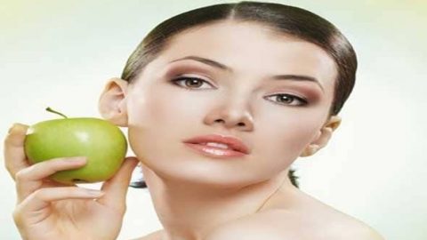 استخدمي خلطة التفاح للحصول على خدود وردية وممتلئة