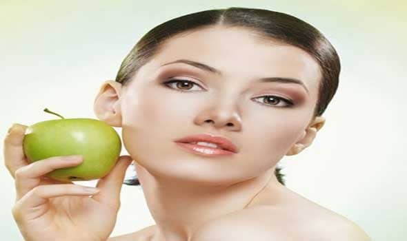 استخدمي خلطة التفاح للحصول على خدود وردية وممتلئة