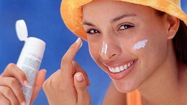 كيف تتأكدين من صلاحية الكريم الواقي من الشمس