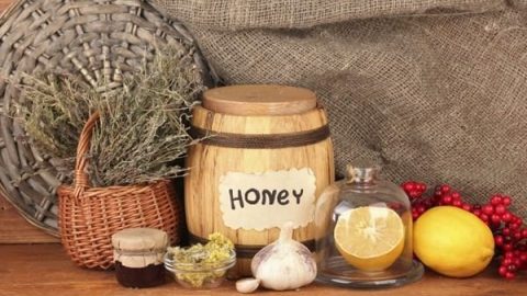 وصفة زيت بذور الكتان مع الثوم والعسل للتخلص من الشيب