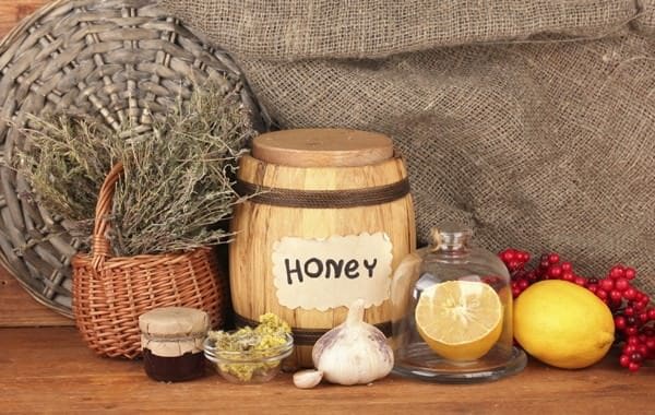 وصفة زيت بذور الكتان مع الثوم والعسل للتخلص من الشيب