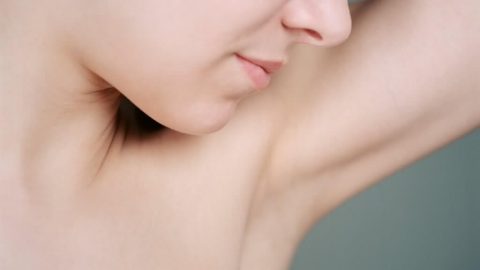 تخلصي من اسمرار منطقة الإبطين بشكل نهائي