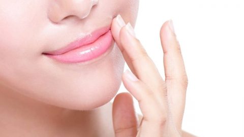 5 وصفات طبيعية للتخلص من تجاعيد الشفاه