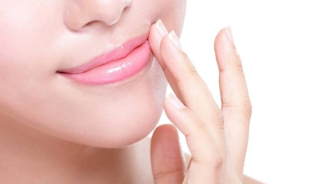 5 وصفات طبيعية للتخلص من تجاعيد الشفاه
