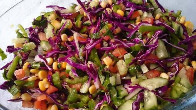 طريقة تجهيز سلطة الكرنب الأحمر