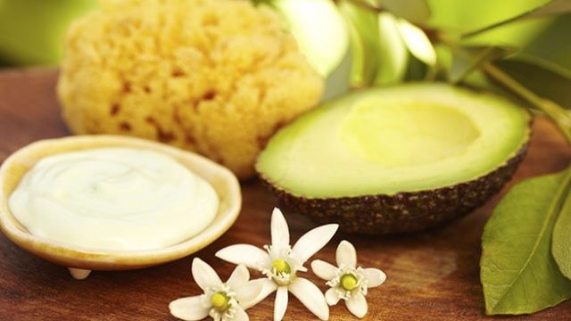 اصنعي بنفسك بلسمًا طبيعيًا للعناية بالشعر الجاف