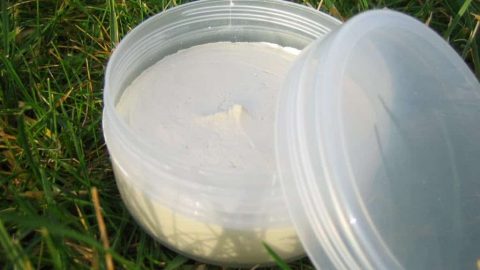 اصنعي بنفسك مقشر الطين