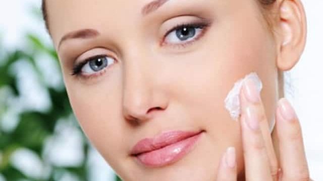 كيف تجهزين منتجات تجميلية طبيعية للبشرة الحساسة في المنزل؟