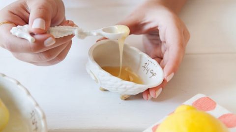 جربي قناع العسل وزيت السمك للتخلص من التجاعيد