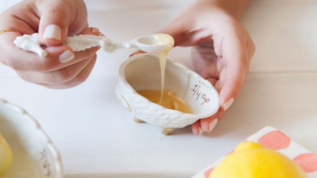 جربي قناع العسل وزيت السمك للتخلص من التجاعيد