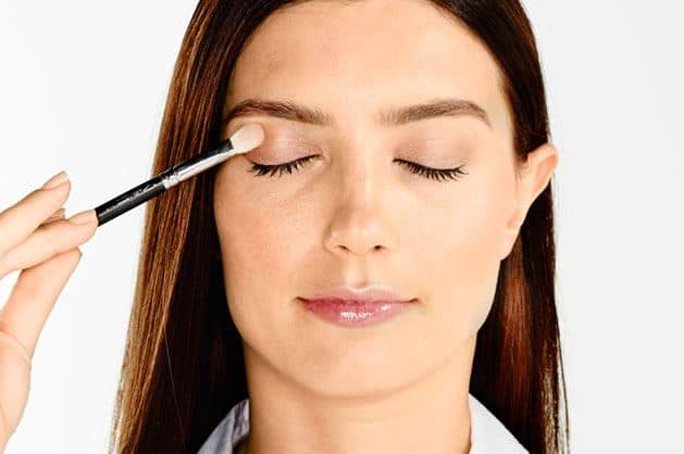 أساسيات تطبيق ظلال العيون على طريقة المحترفات