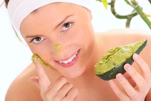 أقنعة الأفوكادو للعناية بالبشرة الجافة