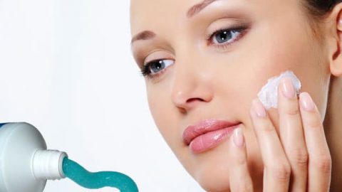 استخدمي معجون الأسنان للتخلص من الرؤوس السوداء