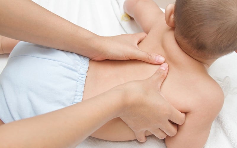 العناية ببشرة طفلك بمواد طبيعية