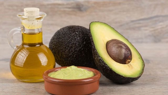 اصنعي بنفسك بلسم الأفوكادو الطبيعي لتقوية الشعر