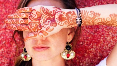 تعرفي على أفضل الطرق البسيطة والآمنة لإزالة الحناء