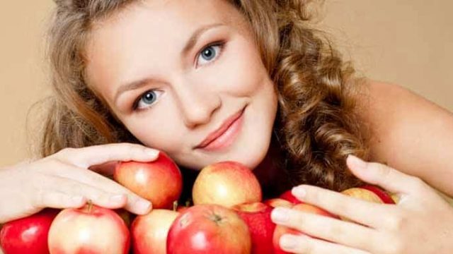 تعرفي على ماسكات التفاح للعناية بالبشرة الدهنية