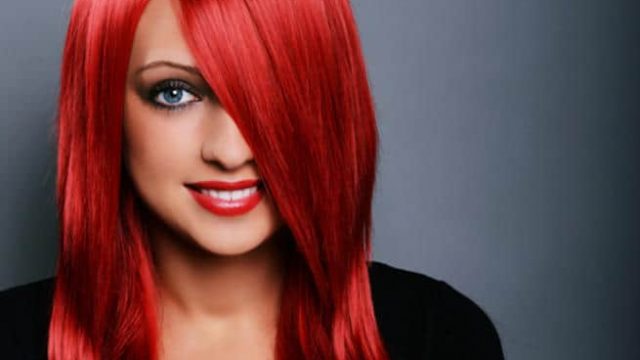 امنحي شعرك لونا أحمر رائعا من دون استخدام الصبغة