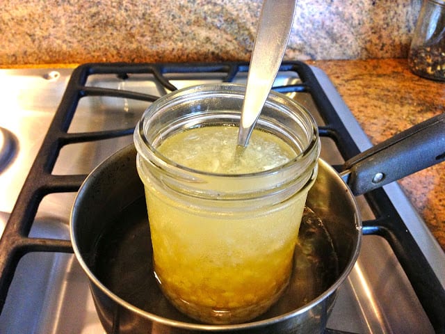 شمع العسل لليدين