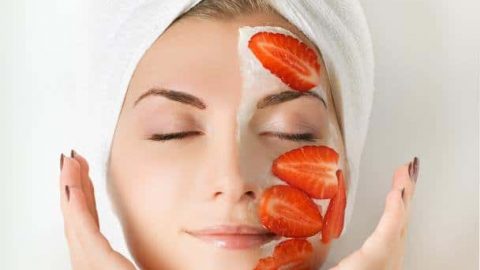 الفراولة العسل و الليمون للعناية بالبشرة الدهنية