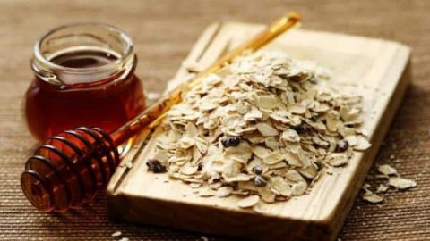 مقشر العسل والشوفان للتخلص من الخلايا الميتة